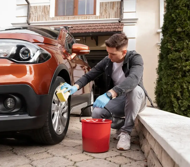 Lavage auto à domicile Laguiole : professionnel intervenant sur un véhicule